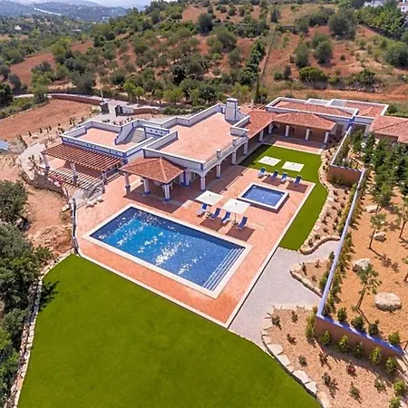 Sleeps 6 Pool Air Con