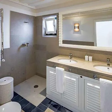 Sleeps 6 Pool Air Con Villa