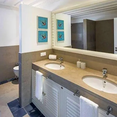 Sleeps 6 Pool Air Con