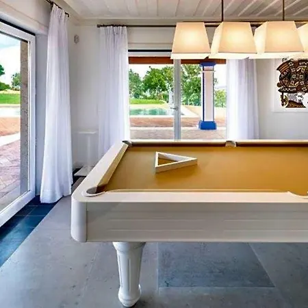 Sleeps 6 Pool Air Con *